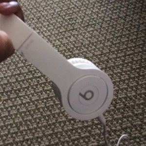Beats solo white